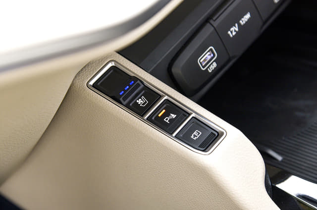 Kia Carens ventilated seats button Image - 5281